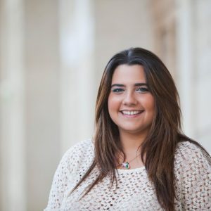 Mulher obesa sorrindo